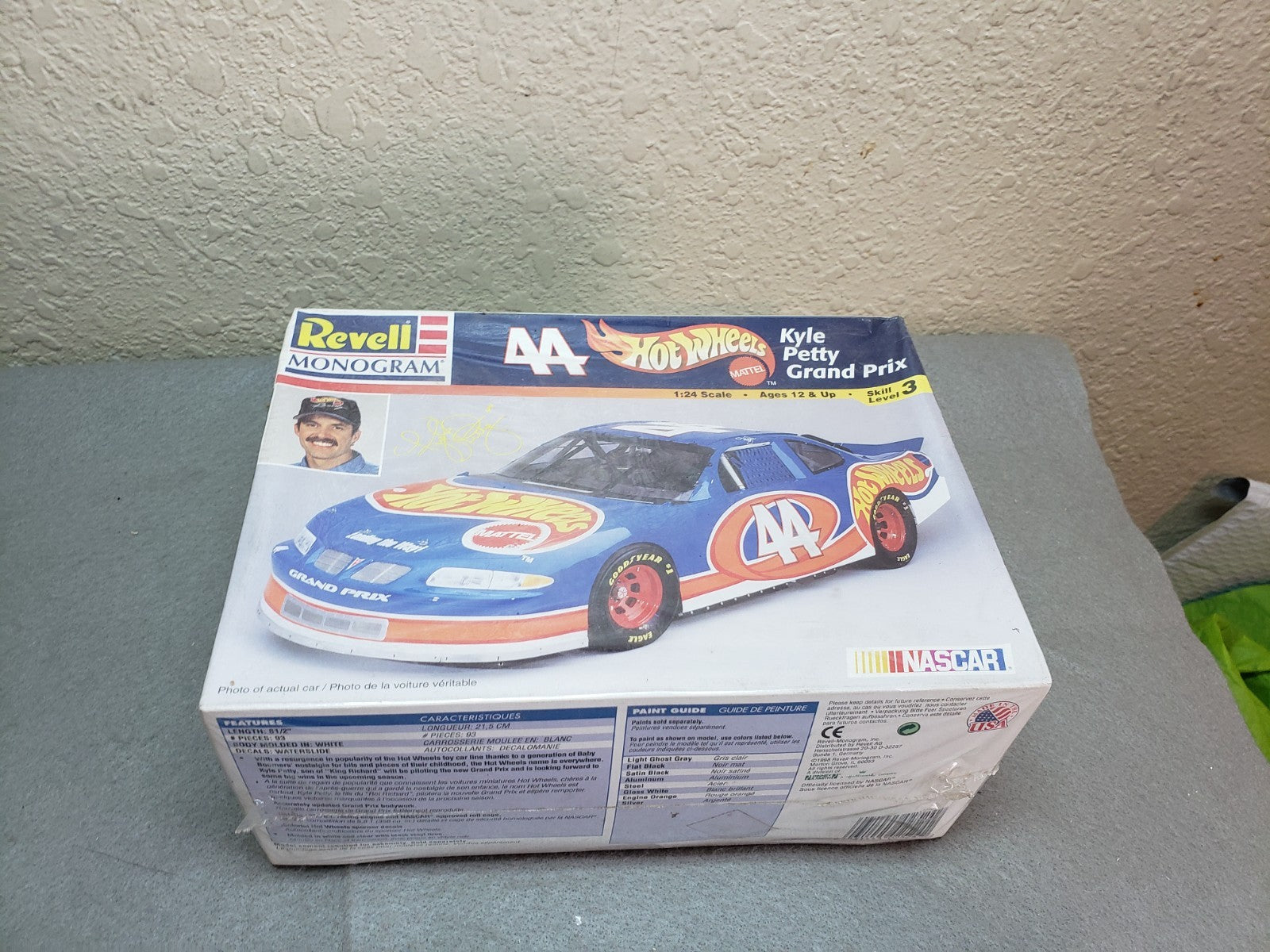 Revell: Monogram - Hot Wheels - 1:24 Scale #44 Kyle Petty Grand Prix NASCAR Model Kit