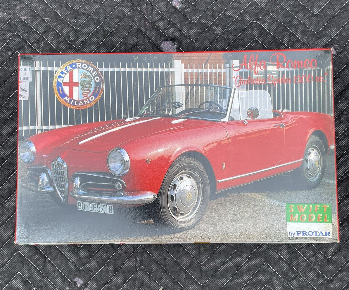 Swift Model by Protar: Alfa Romeo Giulietta Spider 1300 cc 1:24 Scale Model Kit