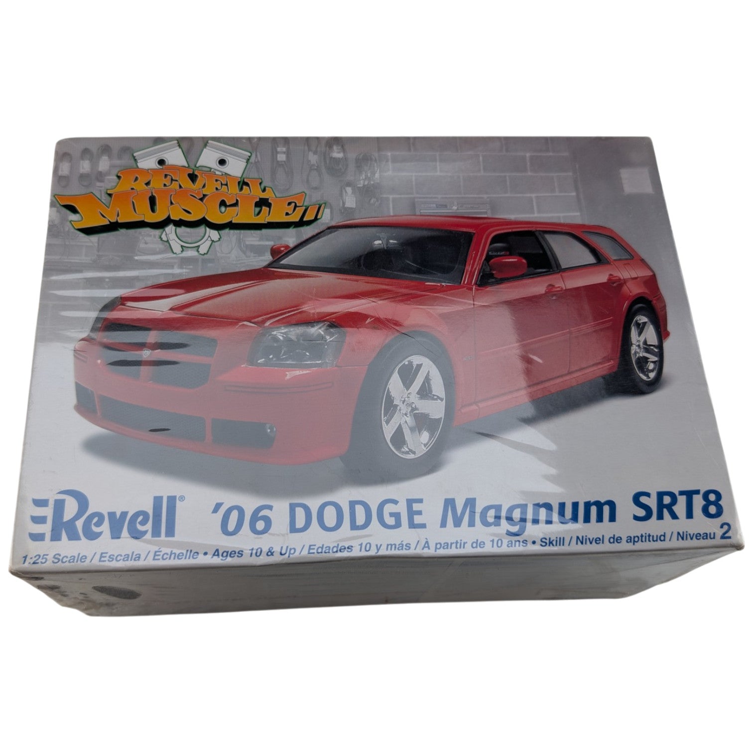 Revell: Revell Muscle - 1:25 Scale '06 Dodge Magnum SRT8 Model Kit