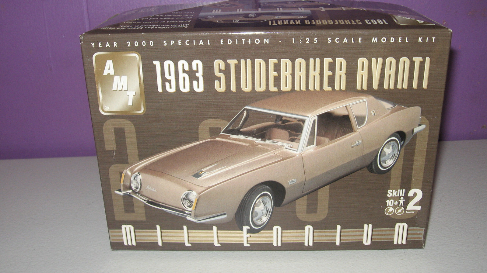 AMT: 1:25 Scale 1963 Studebaker Avanti Model Kit (Skill 2)